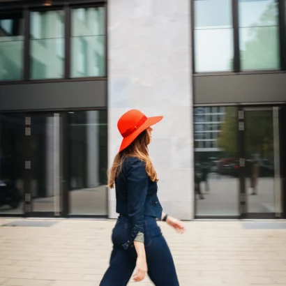 Filzhut in Rot unter den Mode Trends 2024