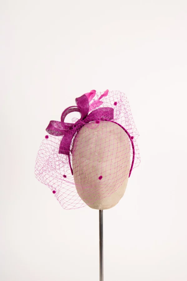 Fascinator mit Schleier und Federn Fuchsia Fascinator mit Schleier und Federn