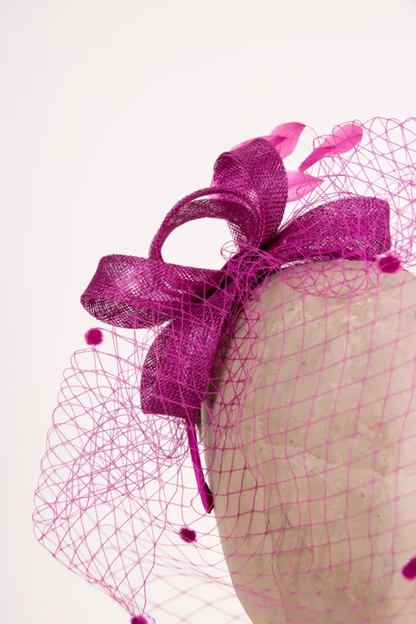 Fascinator mit Schleier und Federn Fuchsia Fascinator mit Schleier und Federn