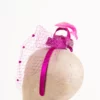 Fascinator mit Schleier und Federn Fuchsia Fascinator mit Schleier und Federn