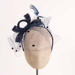 Fascinator mit Schleier und Federn
