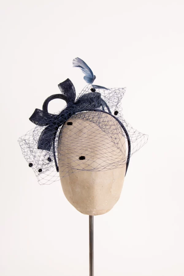 Fascinator mit Schleier und Federn
