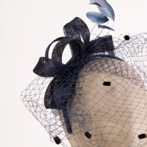 Fascinator mit Schleier und Federn