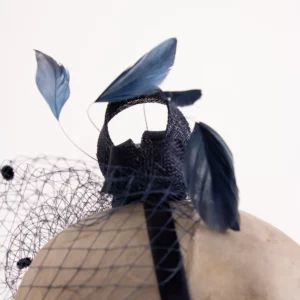 Fascinator mit Schleier und Federn