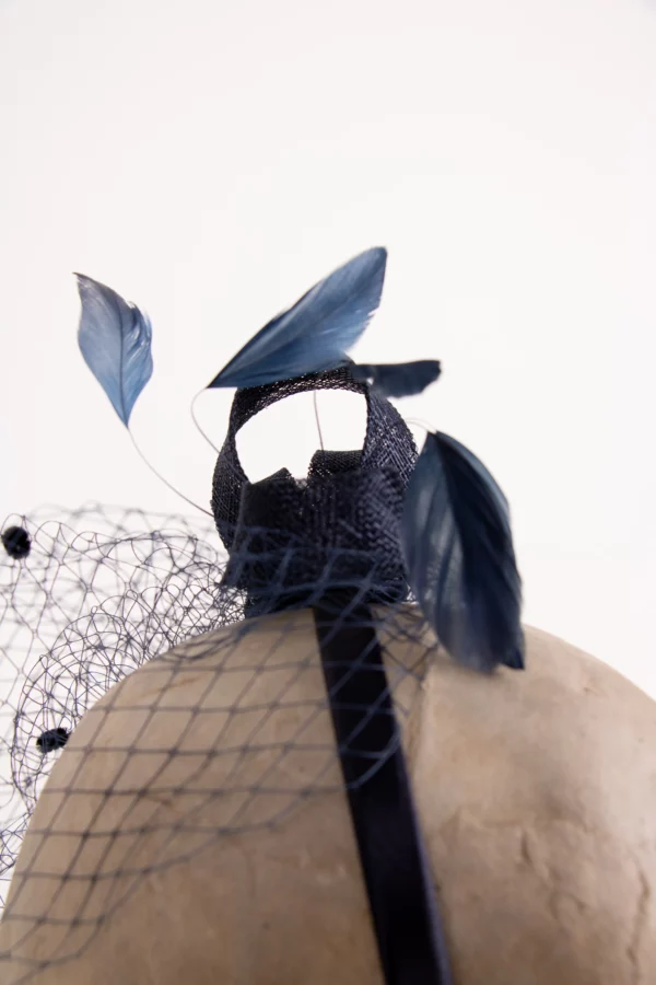 Fascinator mit Schleier und Federn