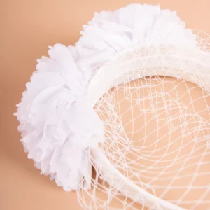 Fascinator mit Blumen und Schleier