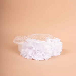Fascinator mit Blumen und Schleier