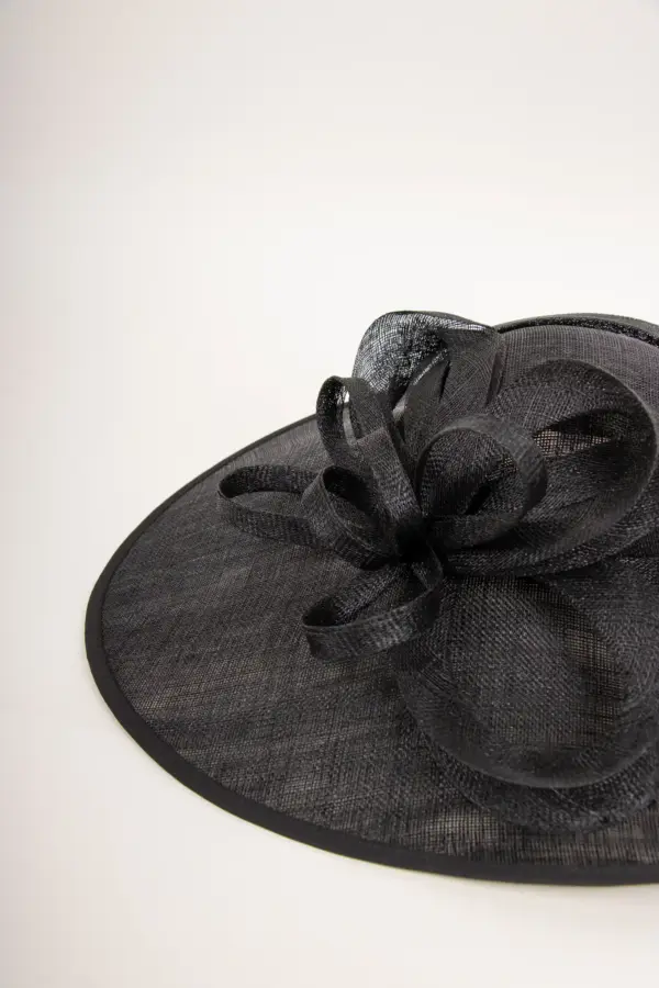 Großer Sinamay Saucer Judith