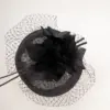 Fascinator Sinamay mit Blumen und Feder