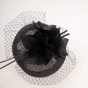 Fascinator Sinamay mit Blumen und Feder