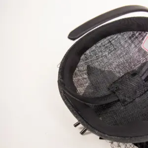 Fascinator Sinamay mit Blumen und Feder