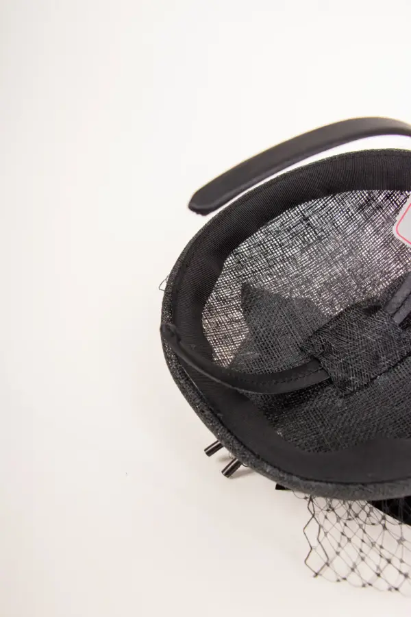 Fascinator Sinamay mit Blumen und Feder