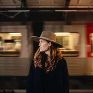 Brixton Jo Rancher sand worn wash am ubahn gleis