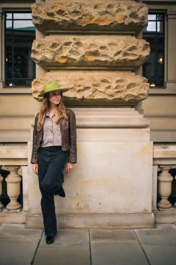 Old Habits Die Hard The Iconic Bamboo Green getragen zu Lederjacke und Jeans