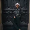 Bailey Klinger Filzhut in weiß getragen von Mann zu Jeans und schwarzer Lederjacke