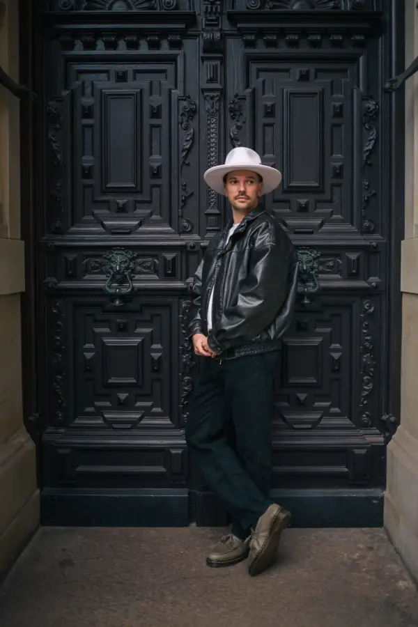 Bailey Klinger Filzhut in weiß getragen von Mann zu Jeans und schwarzer Lederjacke