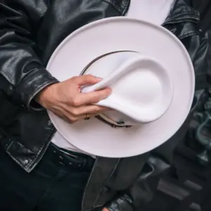 Bailey Klinger Filzhut Chalk vor der Brust gehalten