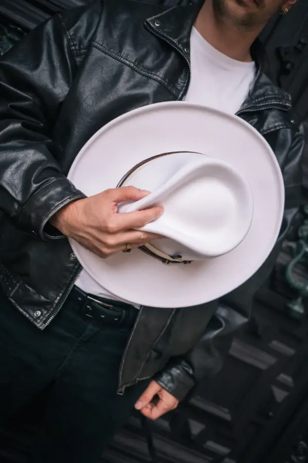 Bailey Klinger Filzhut Chalk vor der Brust gehalten