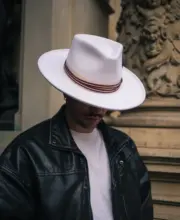 Bailey Klinger Filzhut Chalk getragen zur Lederjacke