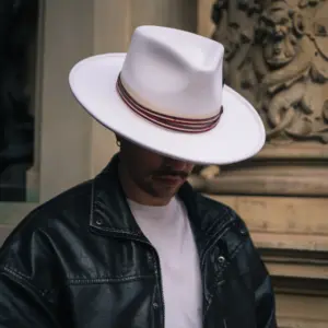 Bailey Klinger Filzhut Chalk getragen zur Lederjacke