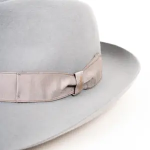 Borsalino Piuma 50 Gramm silbergrau Detailansicht