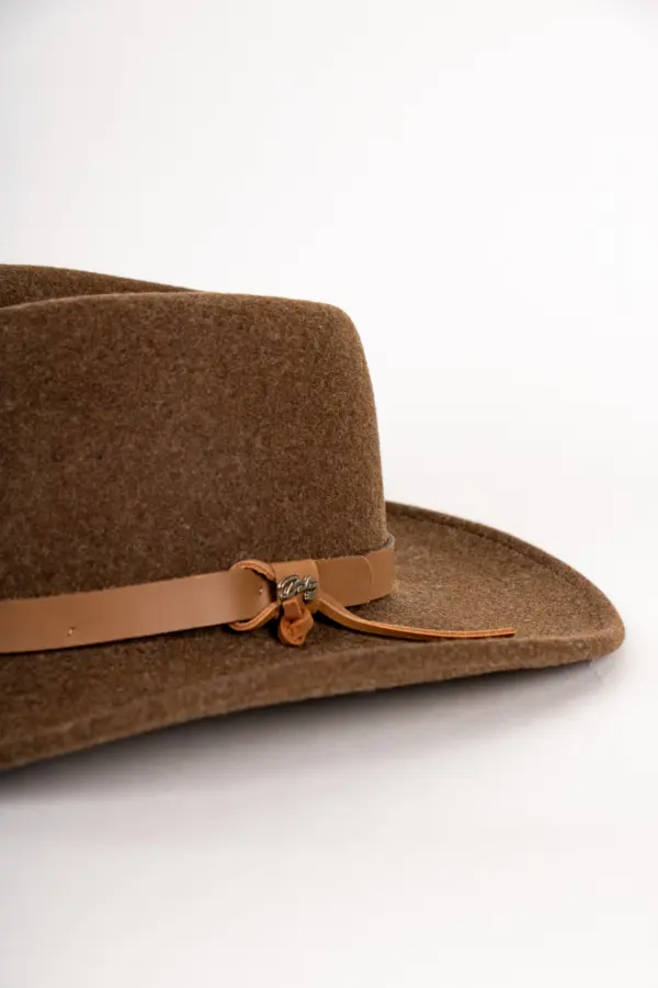 Bailey Morgan Traveller mit Lederband Bailey Morgan Traveller mit Lederband Detailansicht Hutband Leder