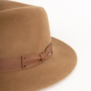 Bailey Curtis Hellbraun