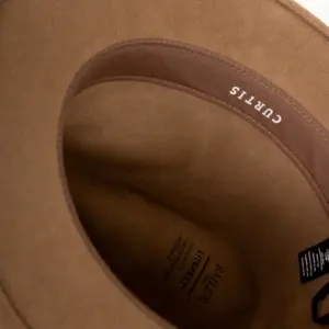 Bailey Curtis Hellbraun