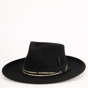 Bailey Klinger in Schwarz Ansicht von Vorne links