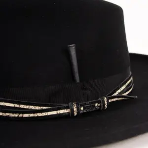 Bailey Klinger Schwarz Detailaufnahme Hutband und Verzierung