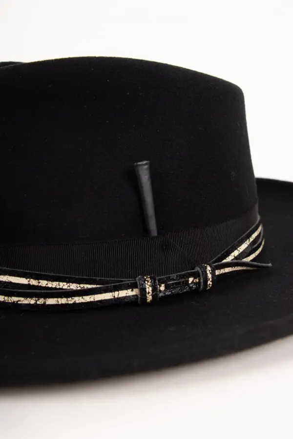 Bailey Klinger Schwarz Detailaufnahme Hutband und Verzierung