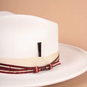 Bailey Klinger Filzhut Chalk Detailaufnahme Hutband und Zier-Nagel