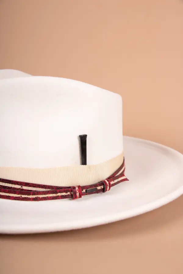 Bailey Klinger Filzhut Chalk Detailaufnahme Hutband und Zier-Nagel
