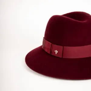 Panizza Delia mit abgenähtem Rand Bordeaux