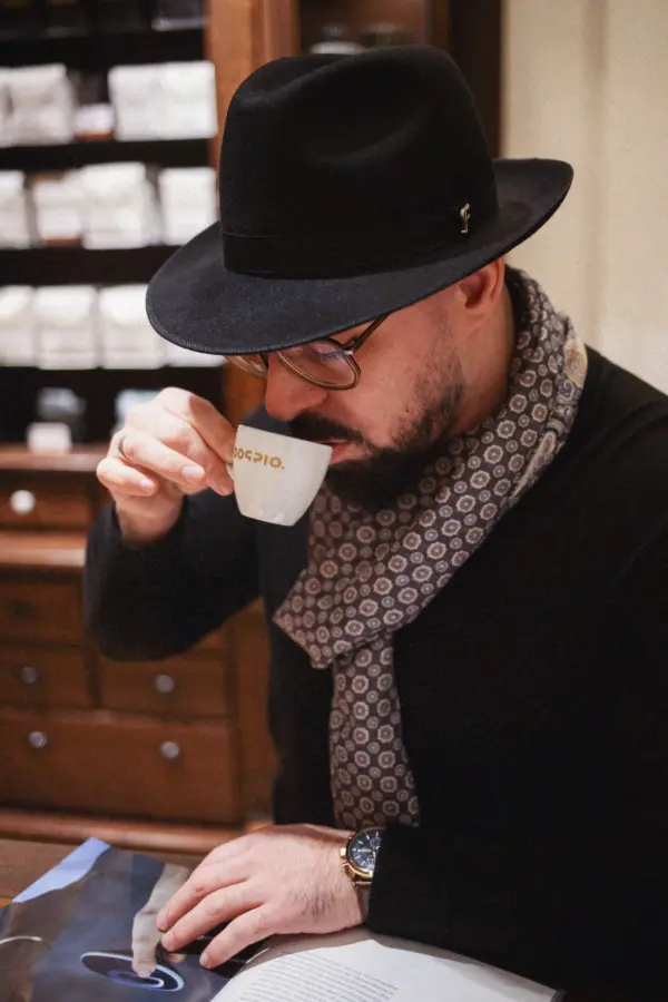 Flechet Chazelle Fedora Haarfilz Hemley Seidenschal Gemustert Flechet Chazelle Fedora Haarfilz und Hemley Seidenschal Gemustert