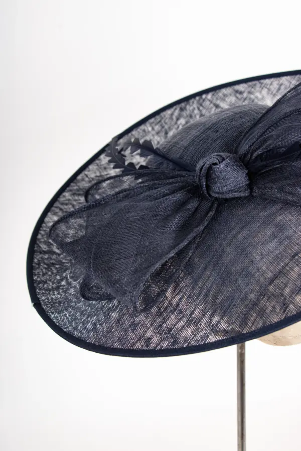 McBurn Sinamay Saucer Chiara mit Federn