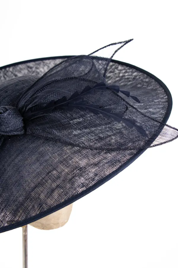 McBurn Sinamay Saucer Chiara mit Federn