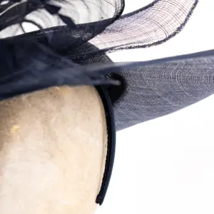 McBurn Sinamay Saucer Chiara mit Federn