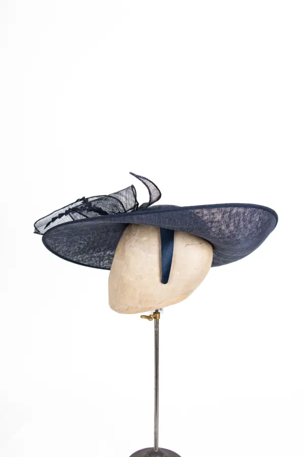 McBurn Sinamay Saucer Chiara mit Federn