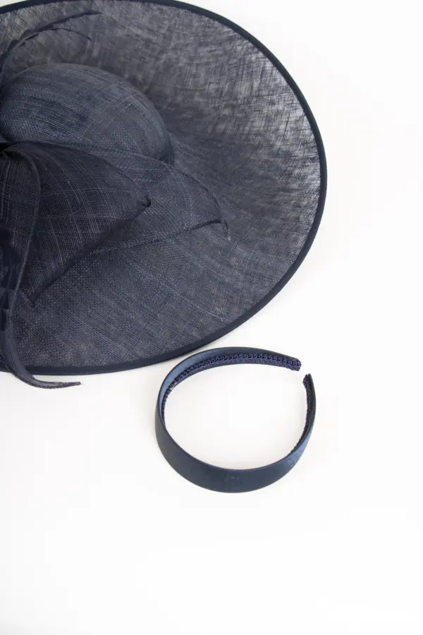 McBurn Sinamay Saucer Chiara mit Federn