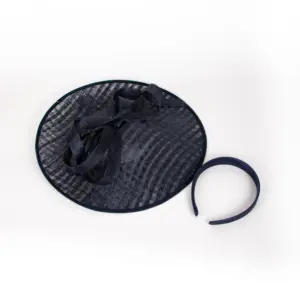 Sinamay Saucer mit Garnitur
