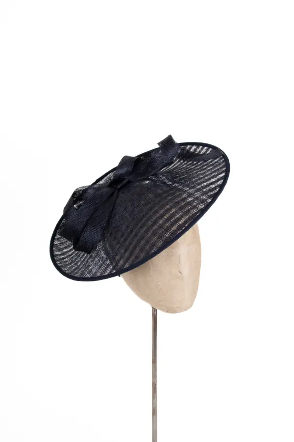 Sinamay Saucer mit Garnitur