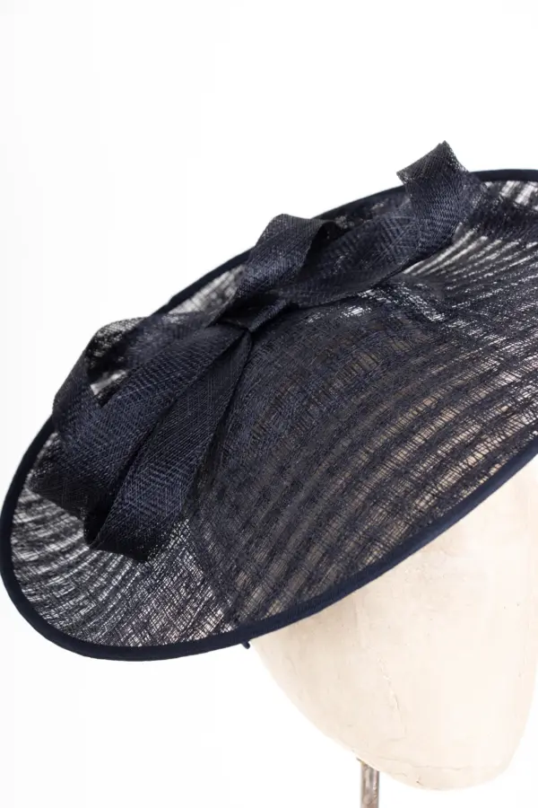 Sinamay Saucer mit Garnitur