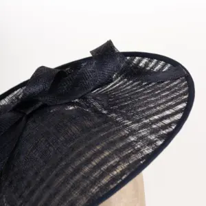 Sinamay Saucer mit Garnitur