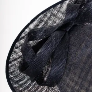 Sinamay Saucer mit Garnitur