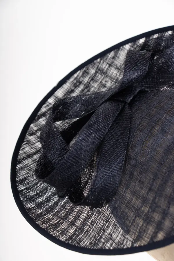 Sinamay Saucer mit Garnitur