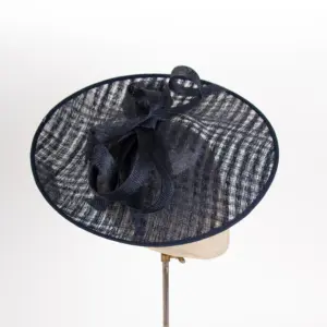 Sinamay Saucer mit Garnitur