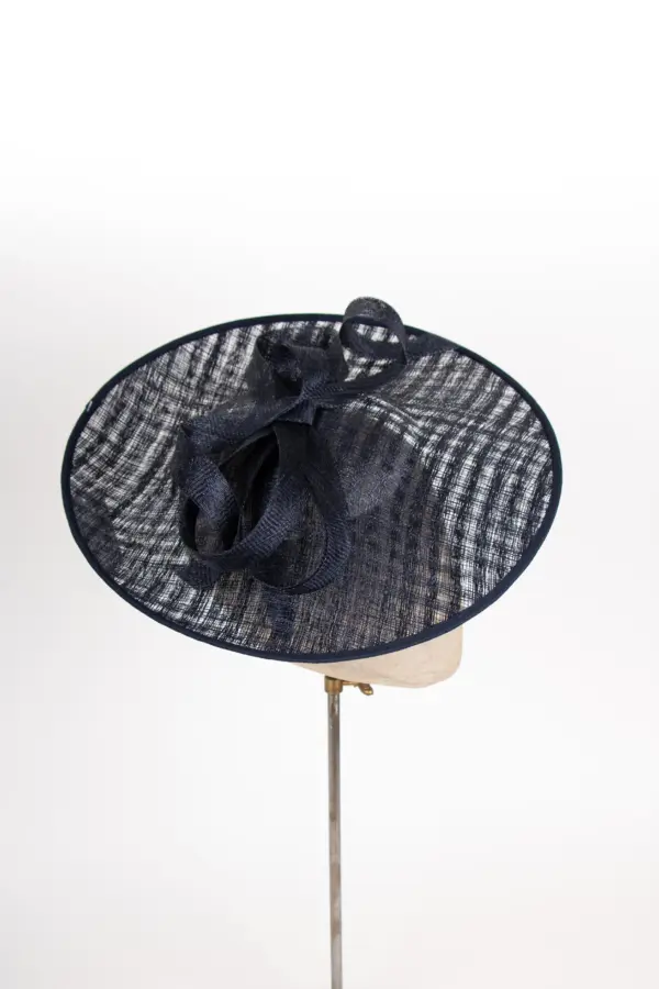 Sinamay Saucer mit Garnitur