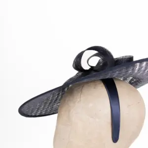 Sinamay Saucer mit Garnitur