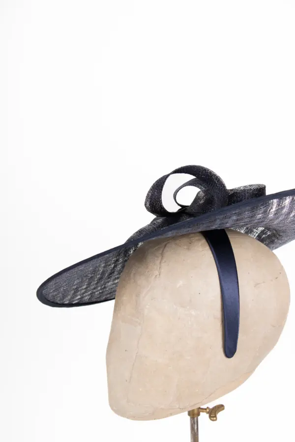 Sinamay Saucer mit Garnitur